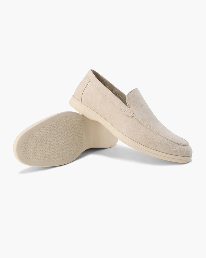 Mocassini uomo casual in camoscio beige, perfetti per uno stile rilassato ma chic.