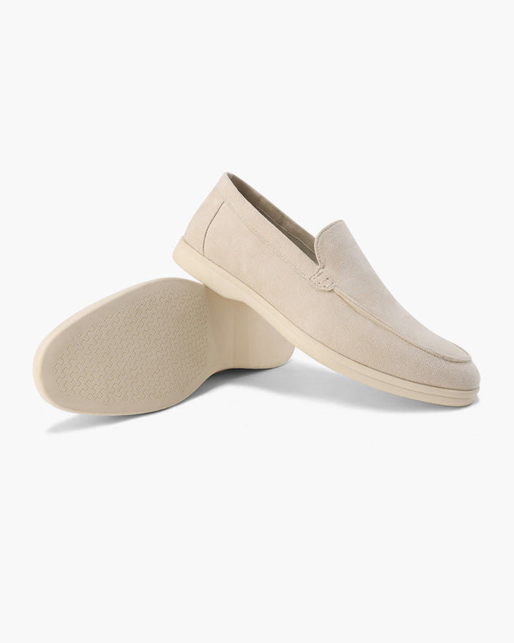 Mocassini uomo casual in camoscio beige, perfetti per uno stile rilassato ma chic.