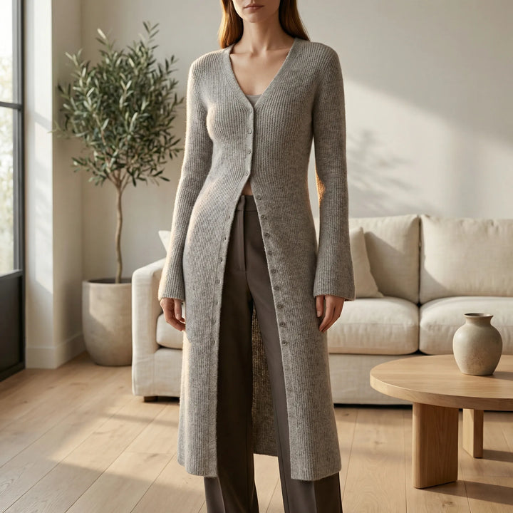 Cardigan lungo donna con bottoni, scollo a V e maniche svasate. Perfetto per un look casual-elegante.