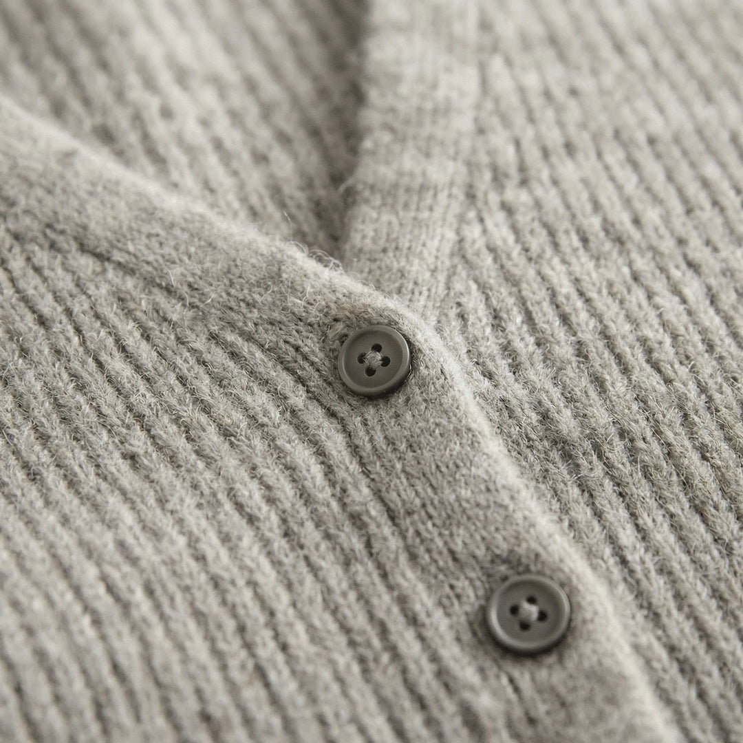 Cardigan lungo donna con bottoni, scollo a V e maniche svasate. Maglieria elegante e comoda.