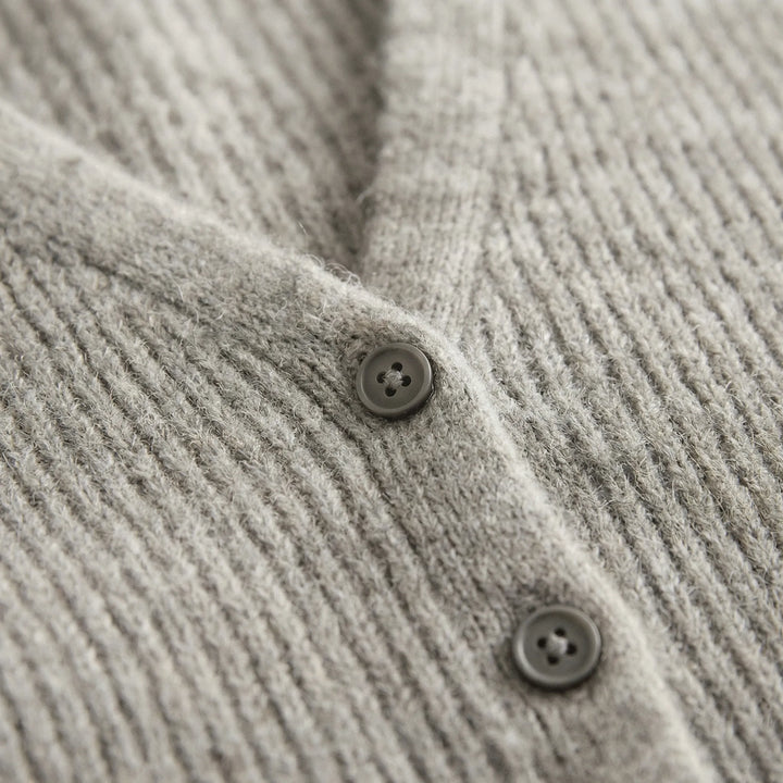Cardigan lungo donna con bottoni, scollo a V e maniche svasate. Maglieria elegante e comoda.