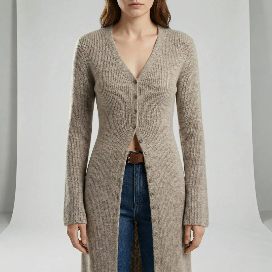 Nuova collezione maglieria donna: cardigan lungo con bottoni, scollo a V e maniche svasate.