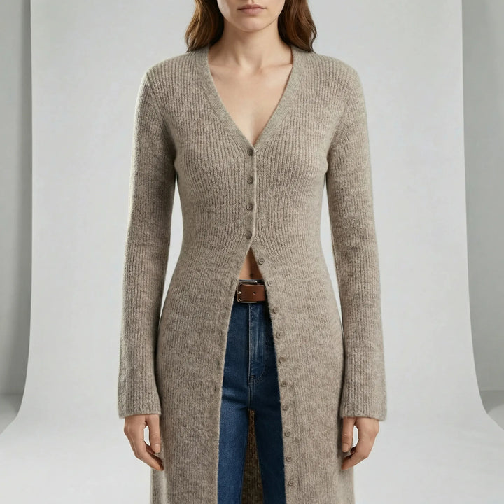 Nuova collezione maglieria donna: cardigan lungo con bottoni, scollo a V e maniche svasate.