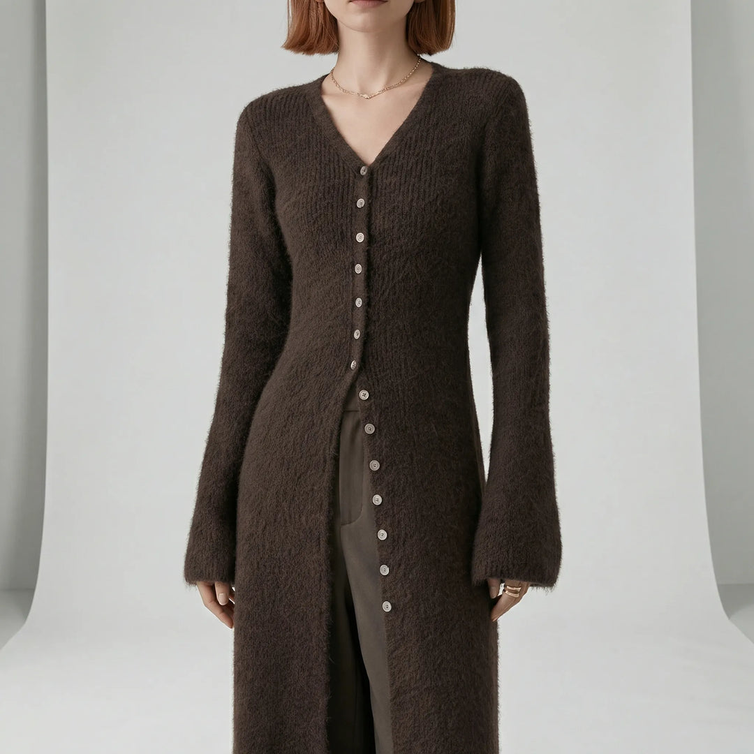 Morbido cardigan lungo donna in maglieria, scollo a V e maniche svasate. Comodo per ogni look.