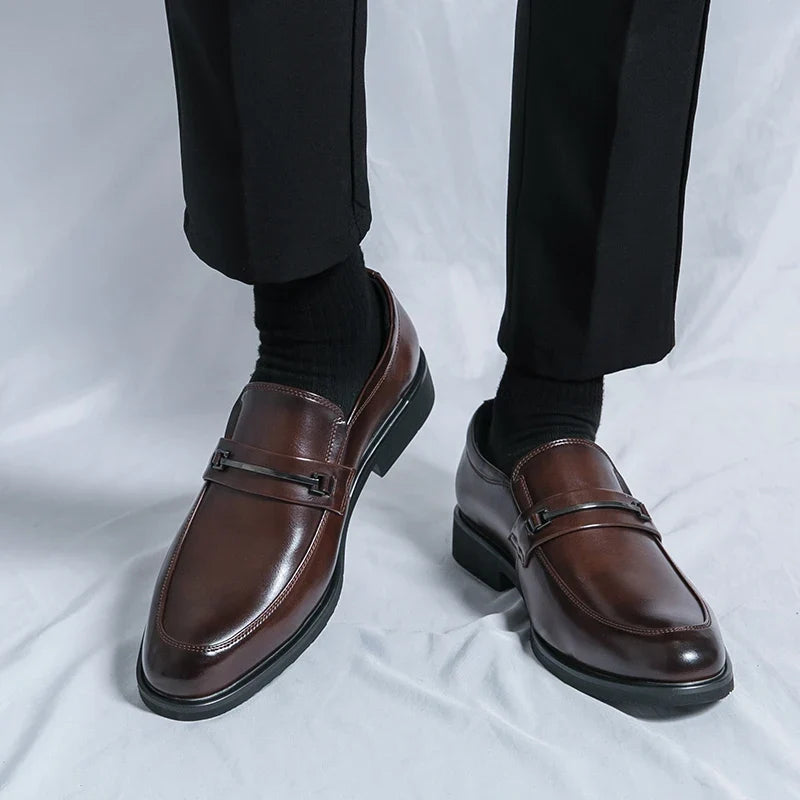 Eleganti mocassini uomo slip-on, neri, con raffinata fibbia metallica e punta a mandorla, stile business.