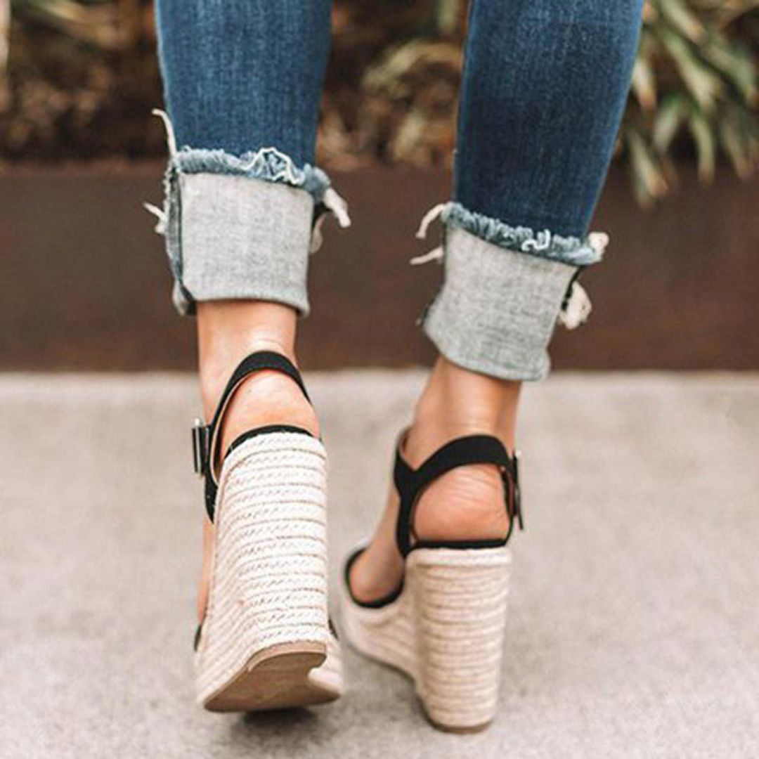 Sandali zeppa donna con tacco comodo ed elegante. Perfetti per serate estive o look casual chic, calzature moda.