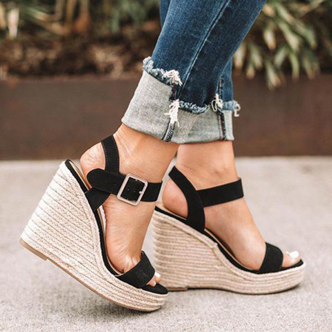 Comodi sandali zeppa donna estivi per passeggio e uso quotidiano. Calzature eleganti e pratiche per ogni occasione.