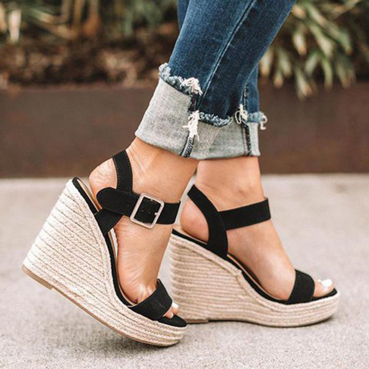Comodi sandali zeppa donna estivi per passeggio e uso quotidiano. Calzature eleganti e pratiche per ogni occasione.