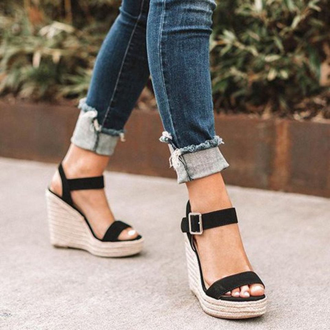 Sandali con zeppa da donna alla moda, ideali per passeggio estivo o serate eleganti. Comodi e versatili.