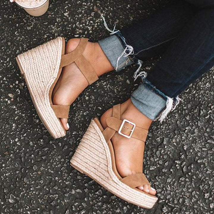 Sandali zeppa donna estivi per ogni occasione: da look casual a serate eleganti. Comodi, versatili e di moda.