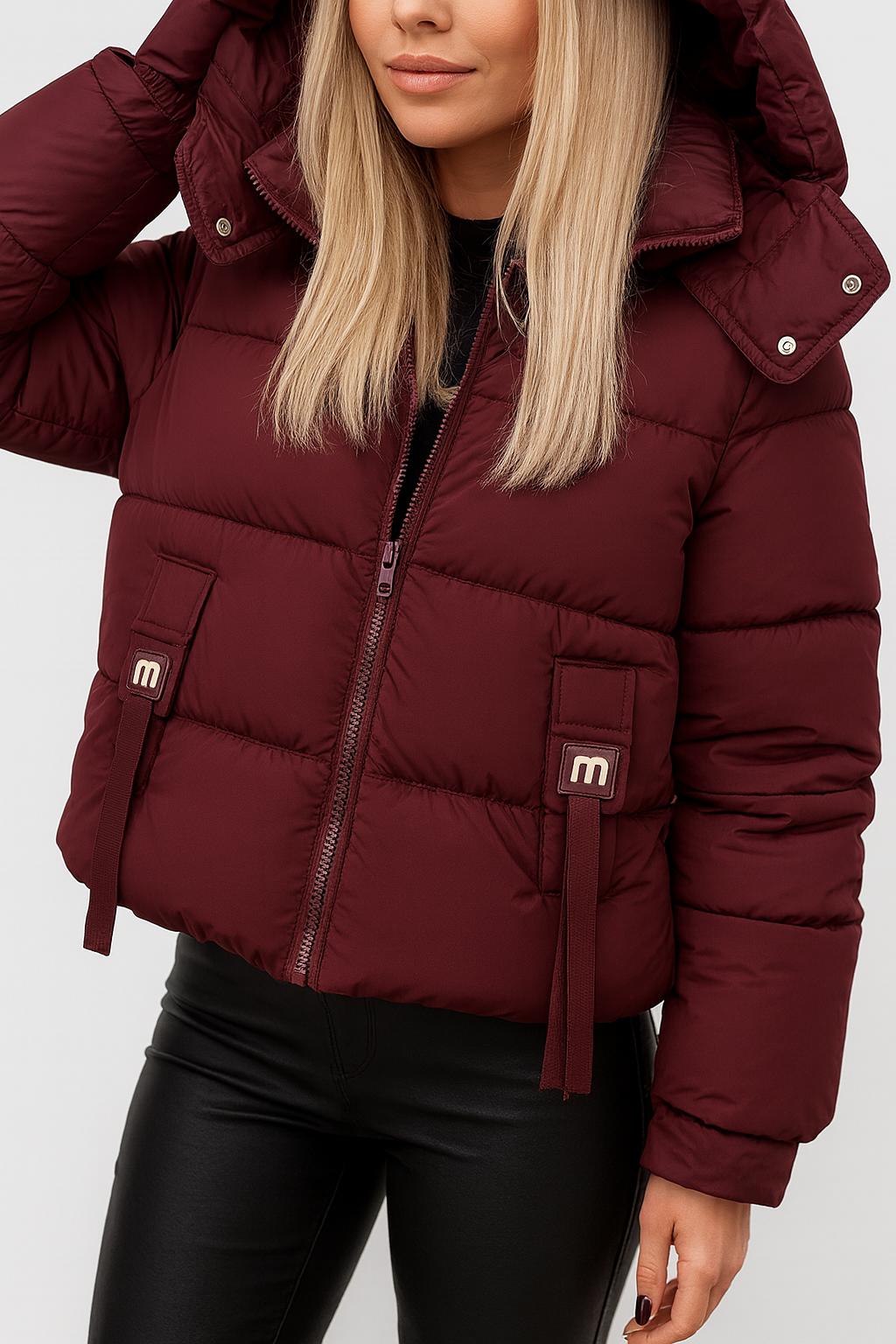 Capospalla piumino donna trapuntato, bottoni frontali, look elegante e invernale.