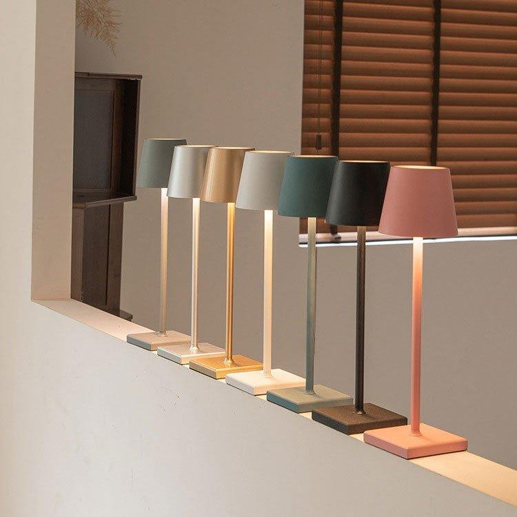 Moderna lampada da tavolo portatile in metallo, ricaricabile con tecnologia LED wireless.