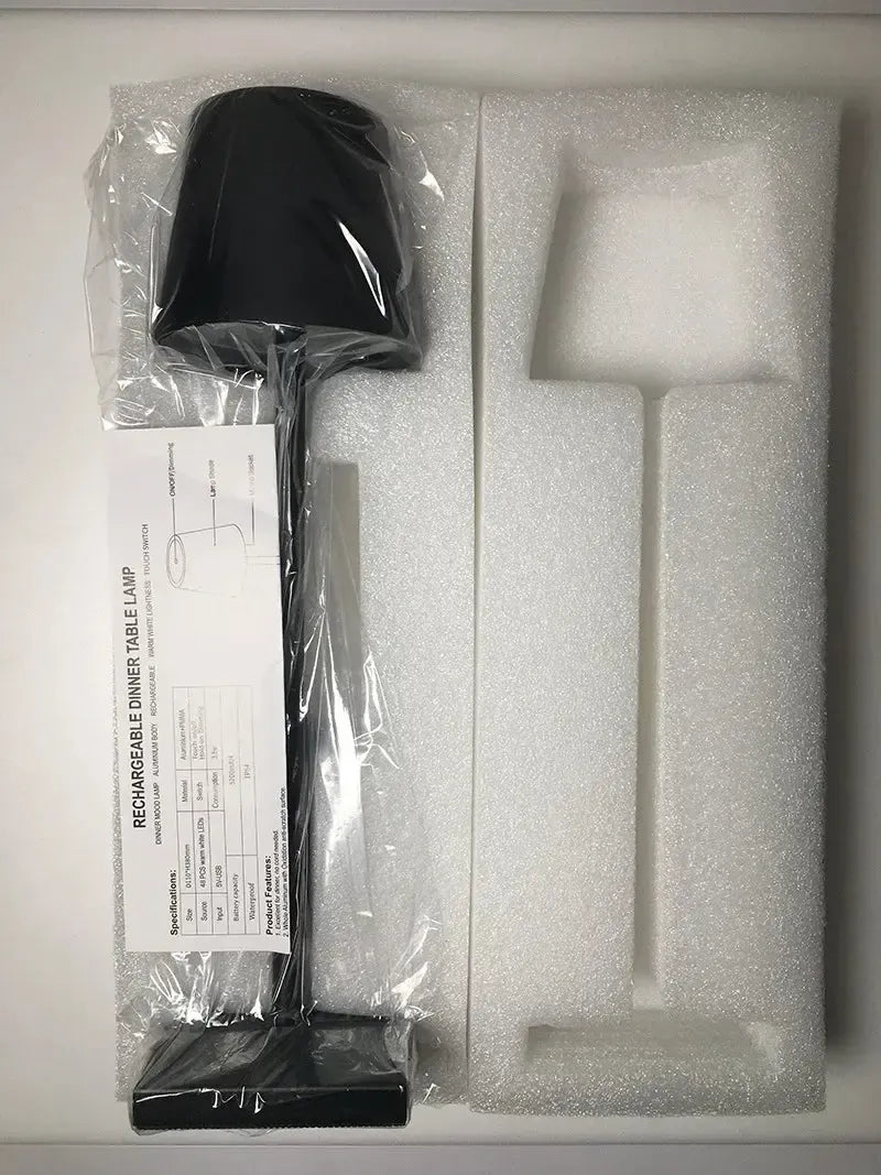 Lampada da tavolo ricaricabile per interni, senza fili, con luce LED e corpo in metallo.