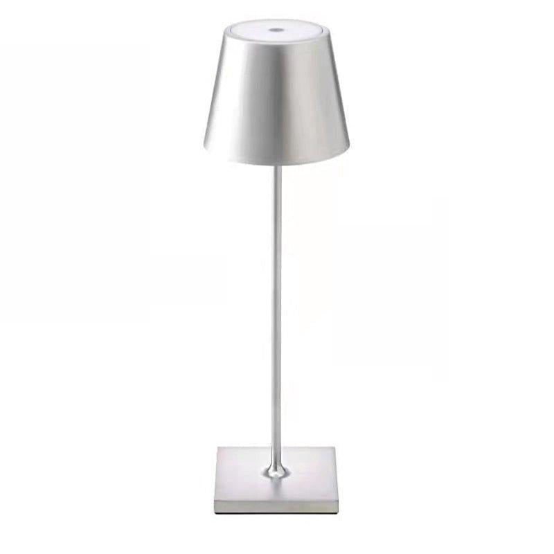 Pratica lampada da tavolo senza fili con LED dimmerabile, ricaricabile e corpo in metallo.
