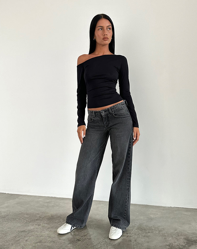 Dettaglio jeans donna vita bassa e gamba dritta, disponibili in diverse tonalità per un outfit casual.