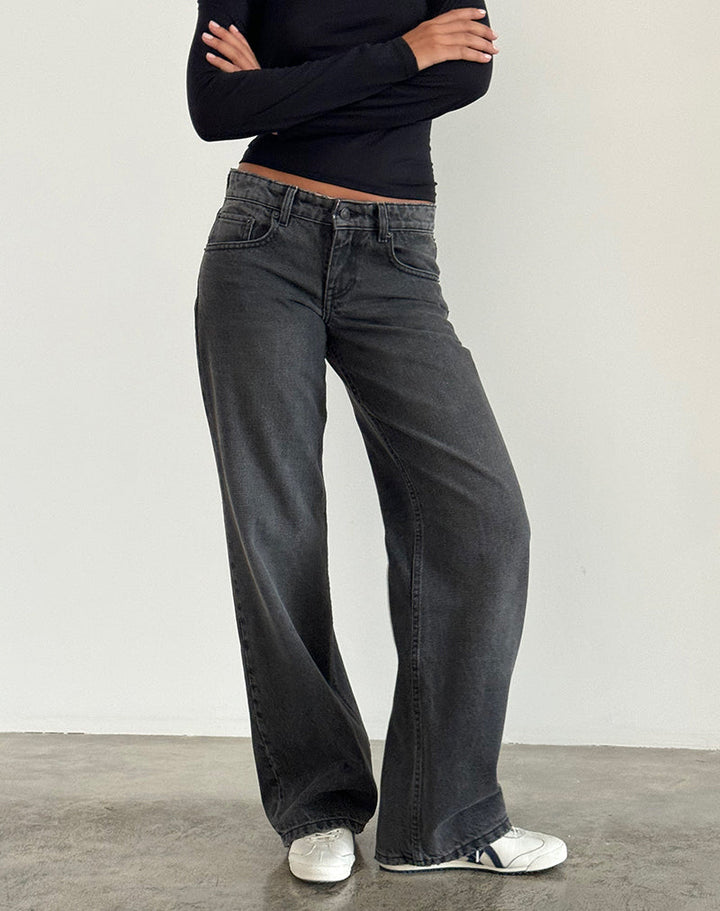 Jeans donna neri a vita bassa e gamba dritta, perfetti per un outfit casual e stile urbano moderno.