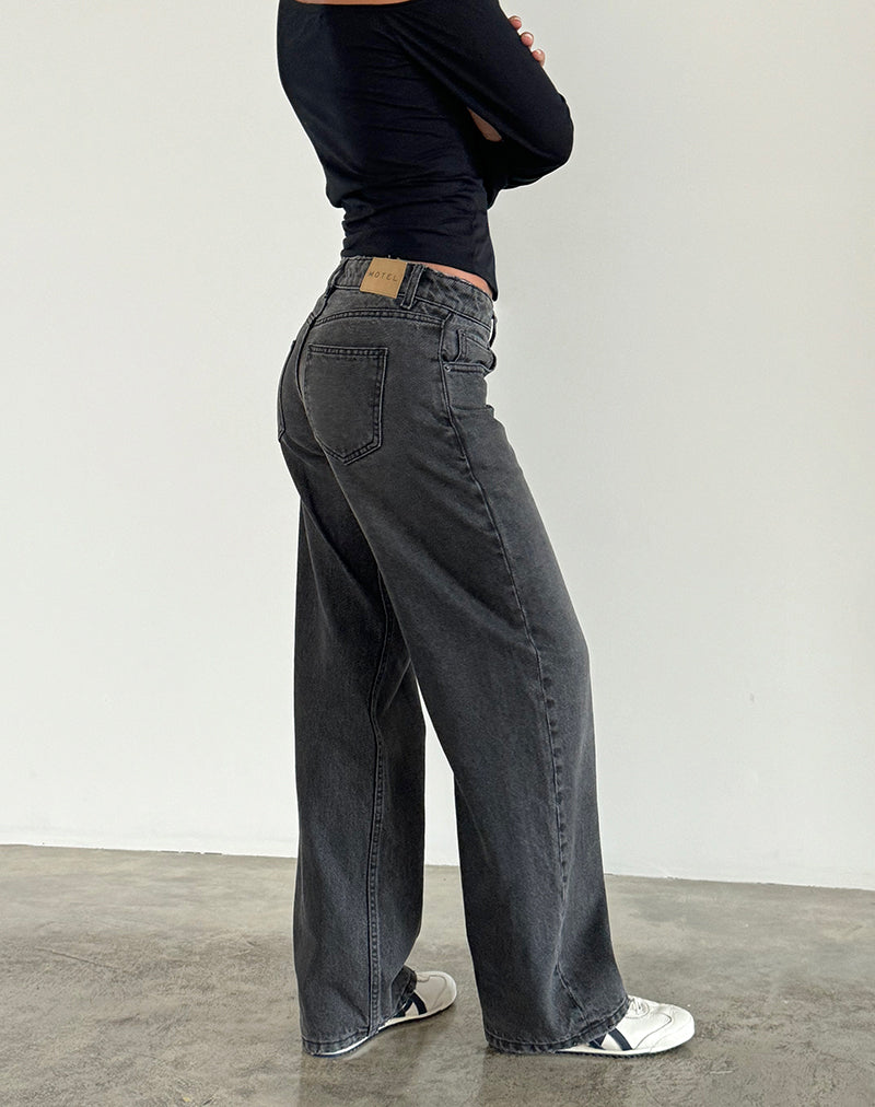 Modella indossa jeans donna a vita bassa e gamba dritta, enfatizzando il taglio per un look casual chic.