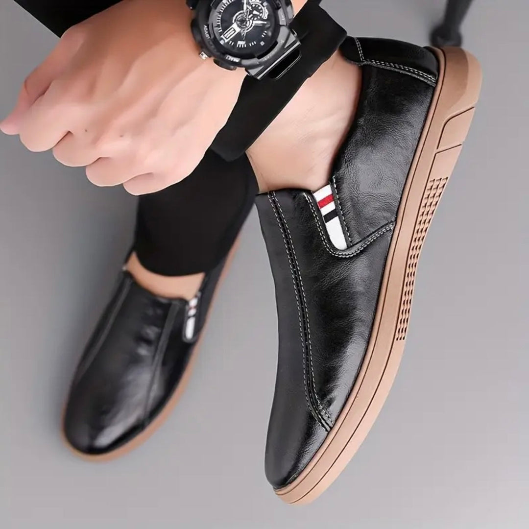Eleganti mocassini slip-on da uomo con soletta ammortizzata, uniscono stile e comfort per ogni occasione.