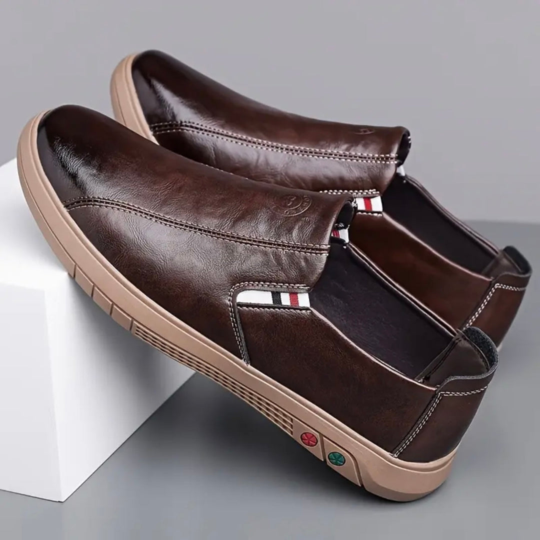Raffinati mocassini uomo slip-on, uniscono eleganza e comfort per uno stile versatile quotidiano.