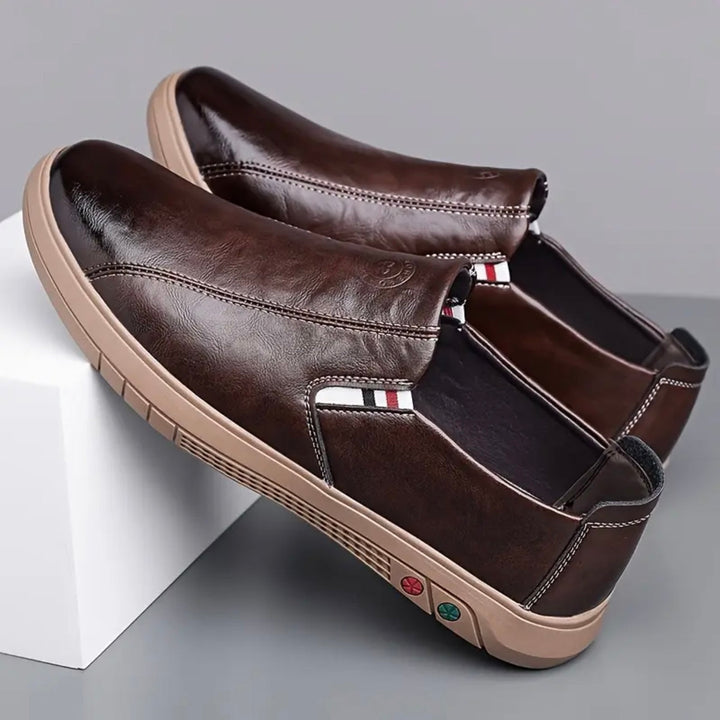 Raffinati mocassini uomo slip-on, uniscono eleganza e comfort per uno stile versatile quotidiano.