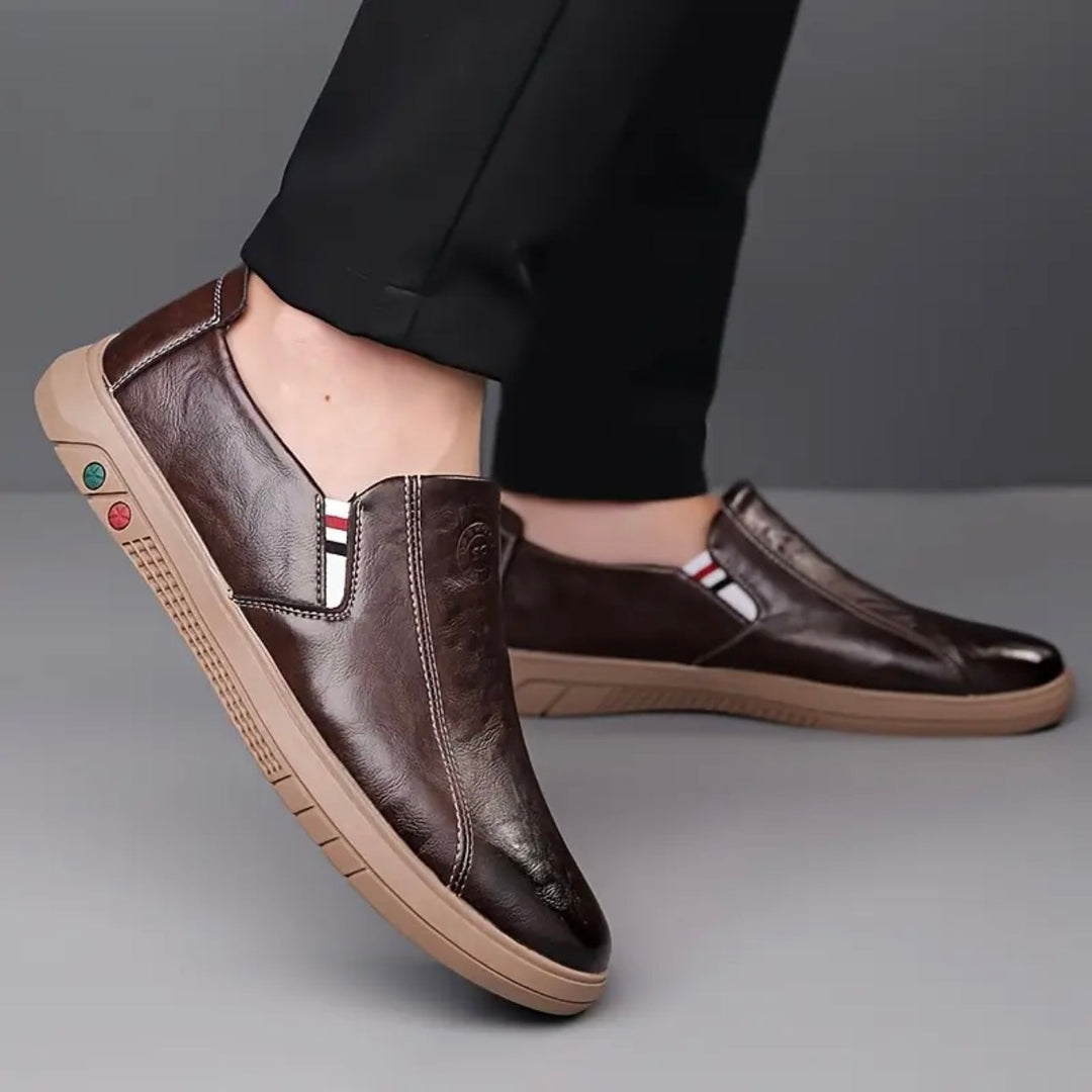 Moderni mocassini uomo slip-on, look versatile e comfort quotidiano per uscite outdoor.