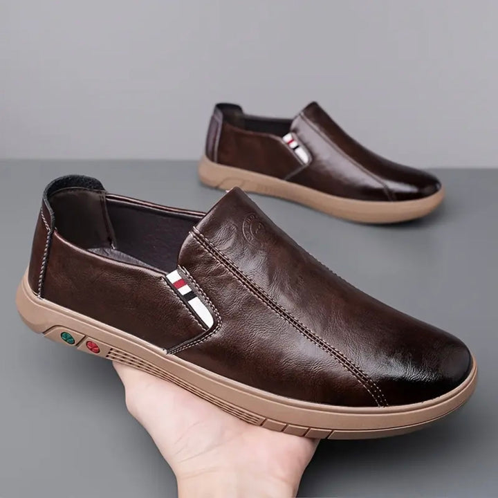 Scarpe mocassini uomo slip-on flessibili in morbida pelle, ideali per outdoor e stile quotidiano.