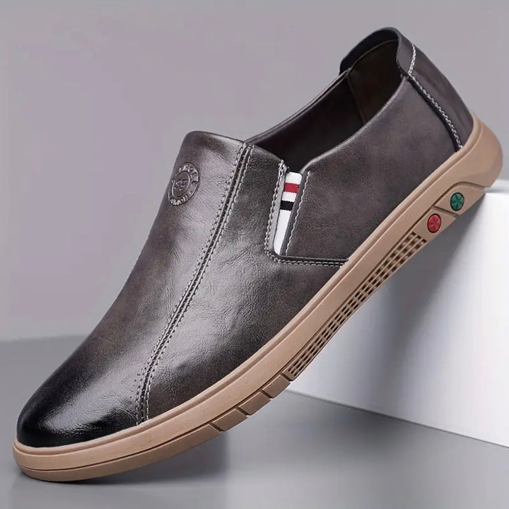 Mocassini uomo slip-on, ideali per camminate confortevoli. Stile quotidiano o tempo libero outdoor.