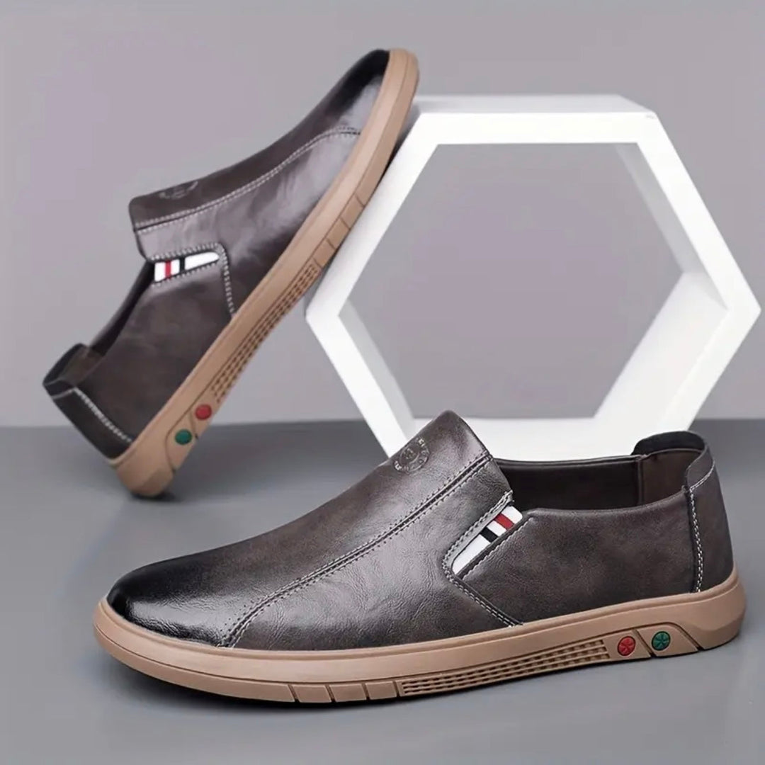 Mocassini slip-on uomo eleganti e casual in pelle, comfort e stile versatile quotidiano.