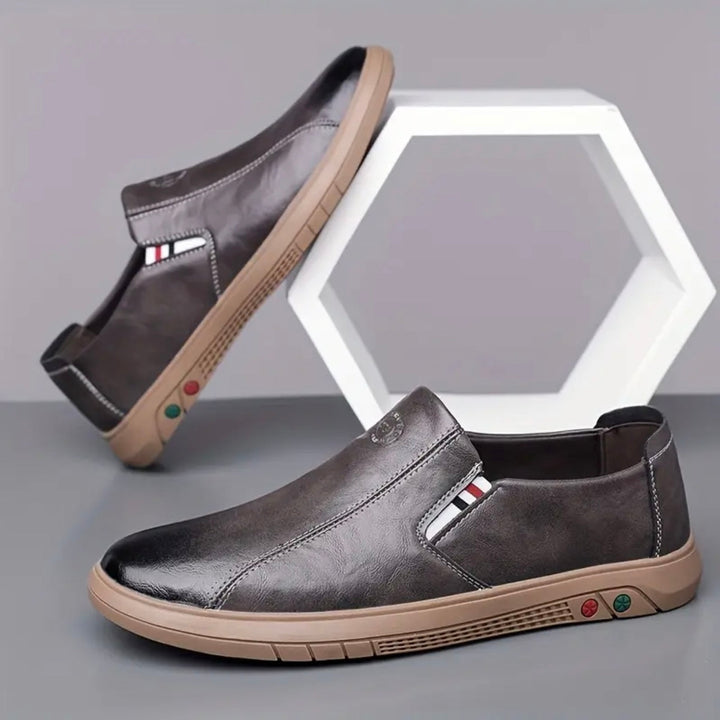 Mocassini slip-on uomo eleganti e casual in pelle, comfort e stile versatile quotidiano.