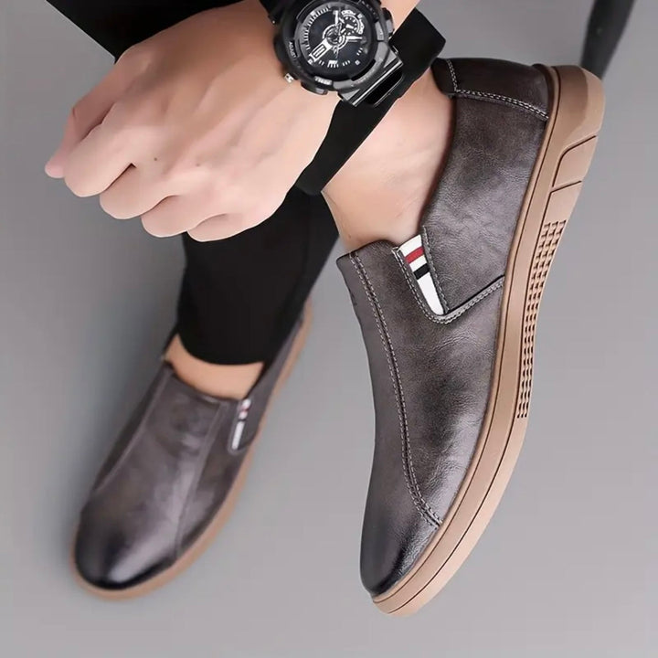 Calzature uomo slip-on eleganti mocassini, perfette per un look versatile, dal casual al più formale.