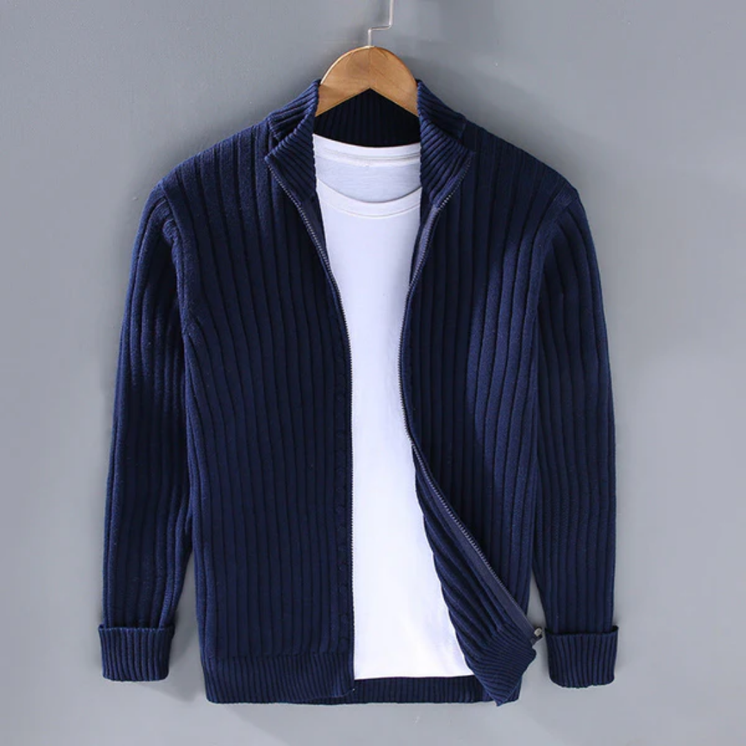 Cardigan uomo elegante con zip, a coste verticali. Perfetto per outfit autunnali e invernali.