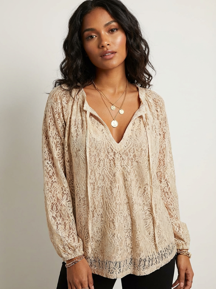 Camicetta donna stile boho, leggera ed elegante. Perfetta per un look versatile e alla moda.