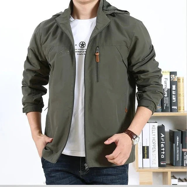 Giacca uomo impermeabile stile militare, perfetta per un look casual e urbano in autunno/inverno.