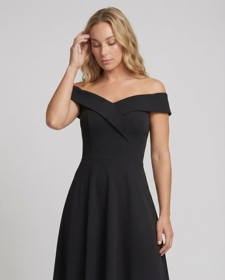 Elegante vestito da sera maxi con bustier e spalle scoperte. Abito cerimonia aderente per donna.