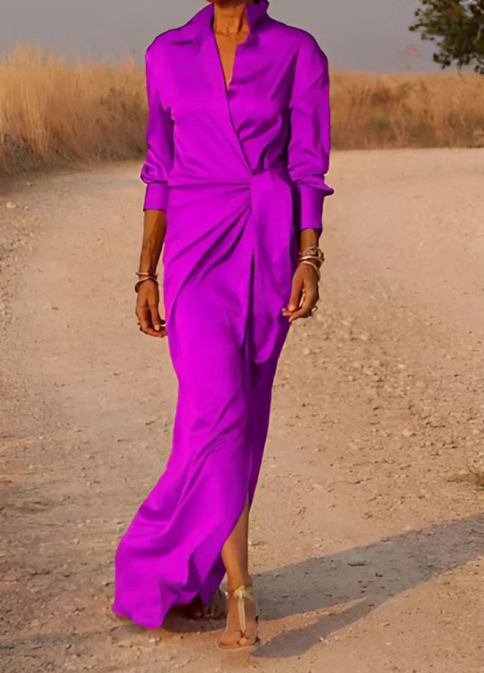 Abito elegante maxi drappeggiato da donna con vita segnata, ideale per serate e occasioni formali.