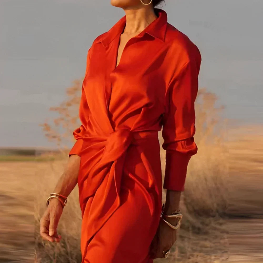 Elegante abito maxi drappeggiato per cerimonia o sera, valorizza la figura con la vita segnata.