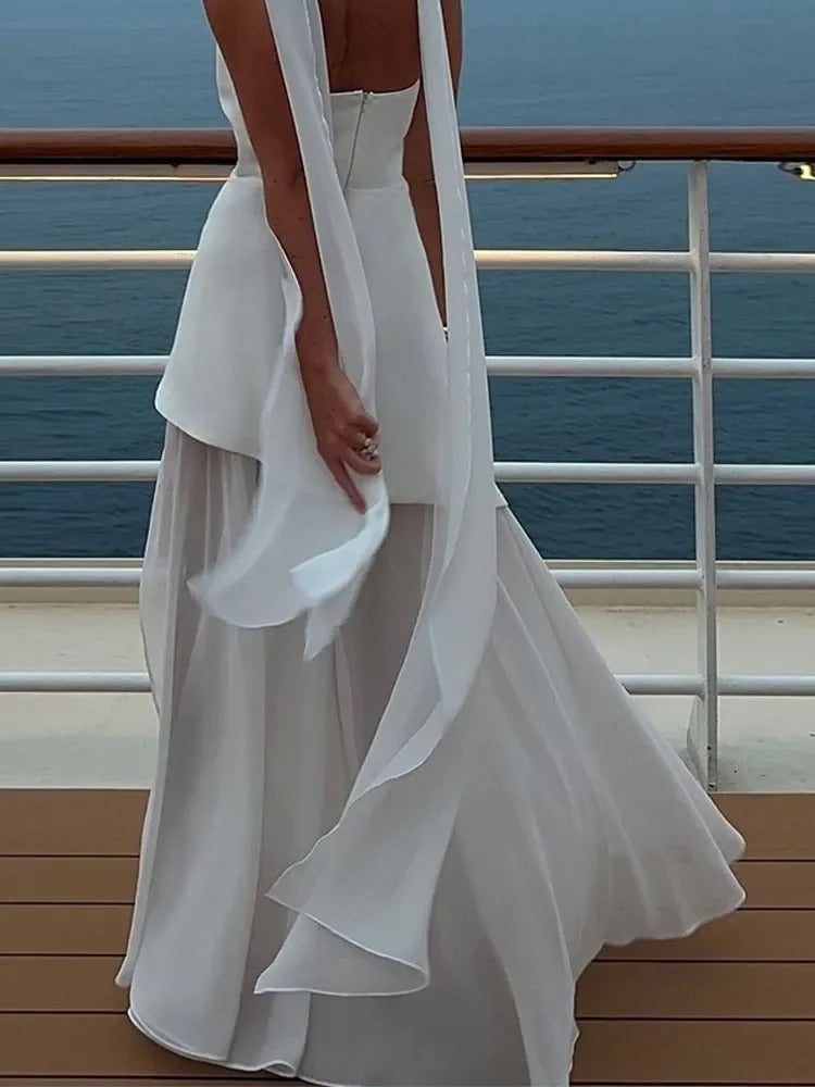 Abito lungo elegante bianco con bustier e spacco, perfetto per cerimonie e feste chic.
