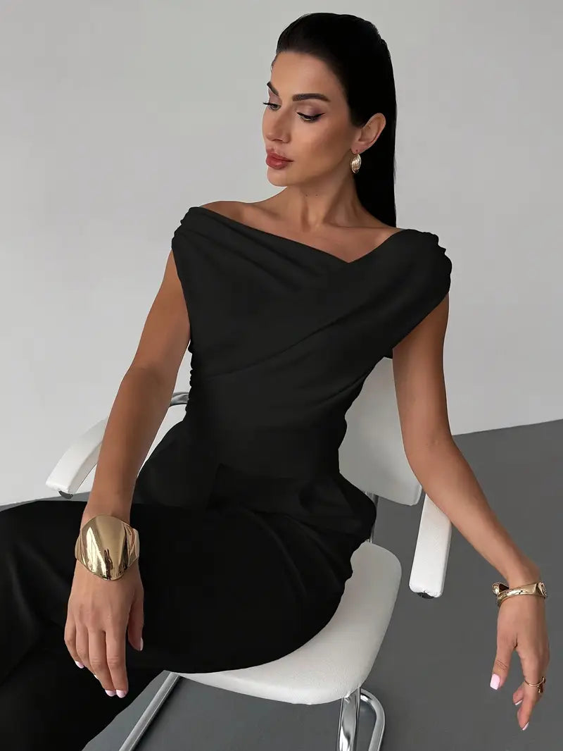 Top donna verde oliva con spalle drappeggiate. Stile moderno, casual chic. Girocollo e maniche corte.
