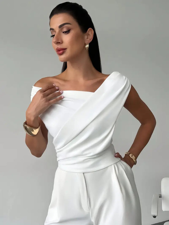 Top donna rosso con spalle drappeggiate. Look moderno casual elegante. Maniche corte, versatile. Perfetto per il giorno.