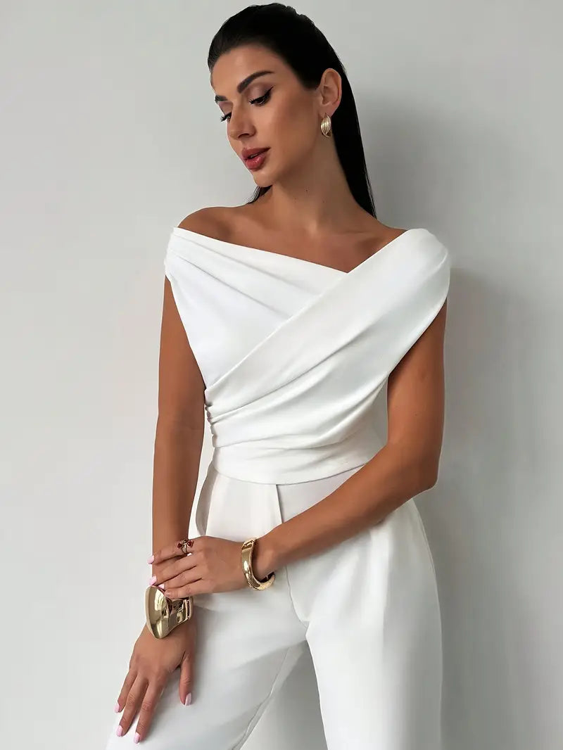 Top donna bianco con spalle drappeggiate. Eleganza moderna, girocollo, maniche corte. Ideale per look casual chic.