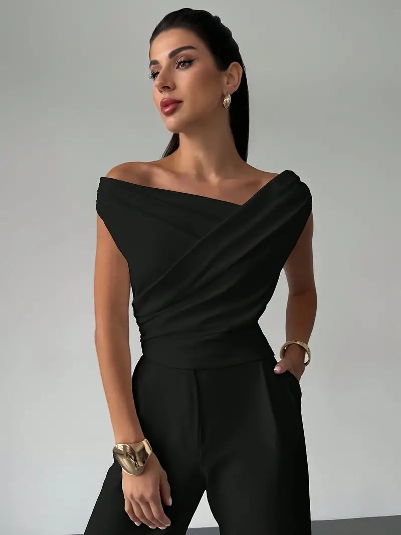 Top donna versatile con spalle drappeggiate. Adatto a look casual eleganti. Maniche corte, girocollo. Moda femminile.
