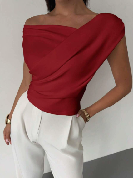 Top donna maniche corte con spalle drappeggiate. Stile moderno e confortevole. Ideale per casual quotidiano.