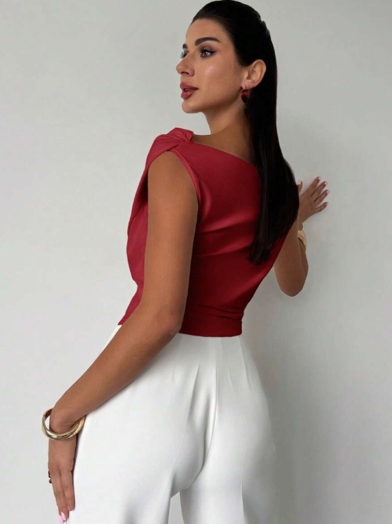 Top donna casual elegante con girocollo e spalle drappeggiate. Maniche corte, moda versatile e moderna.