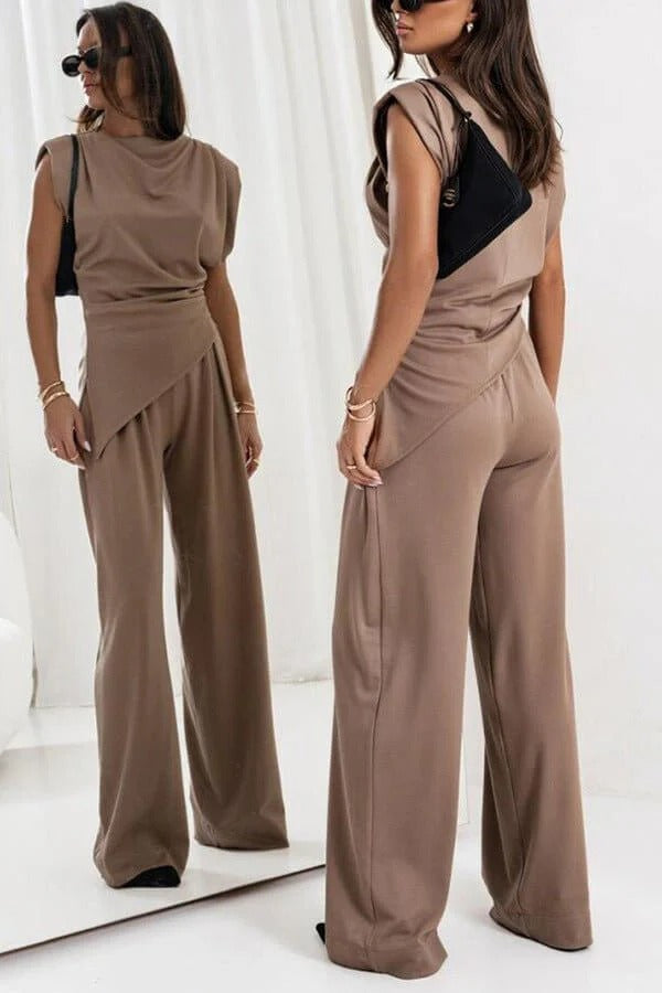 Due pezzi elegante donna, top drappeggiato e pantaloni larghi. Completo versatile per festa e ufficio.