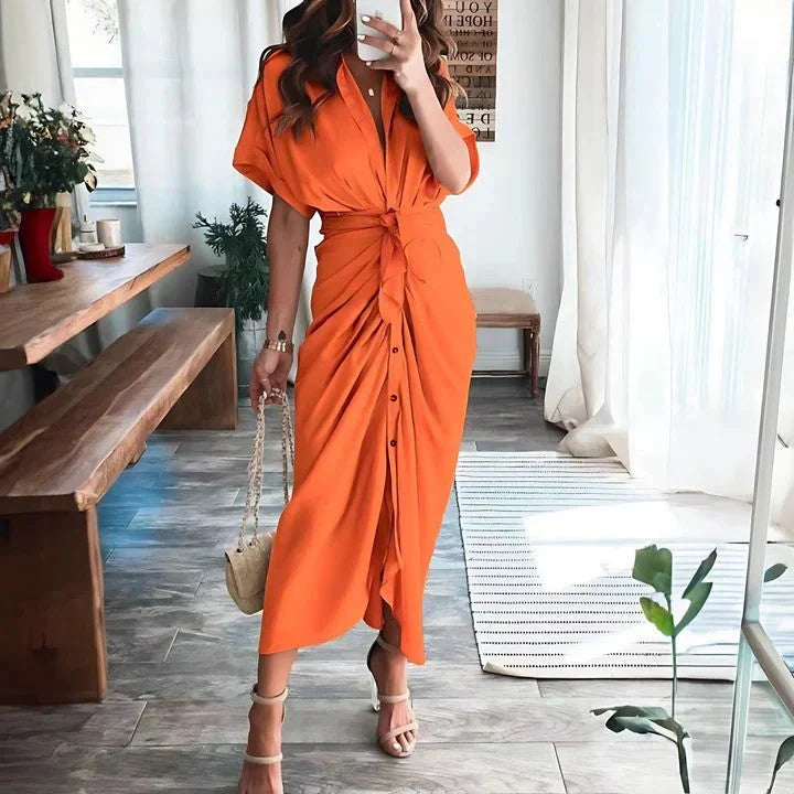 Abito midi drappeggiato da donna, modello aderente, per un look serale sofisticato e alla moda.