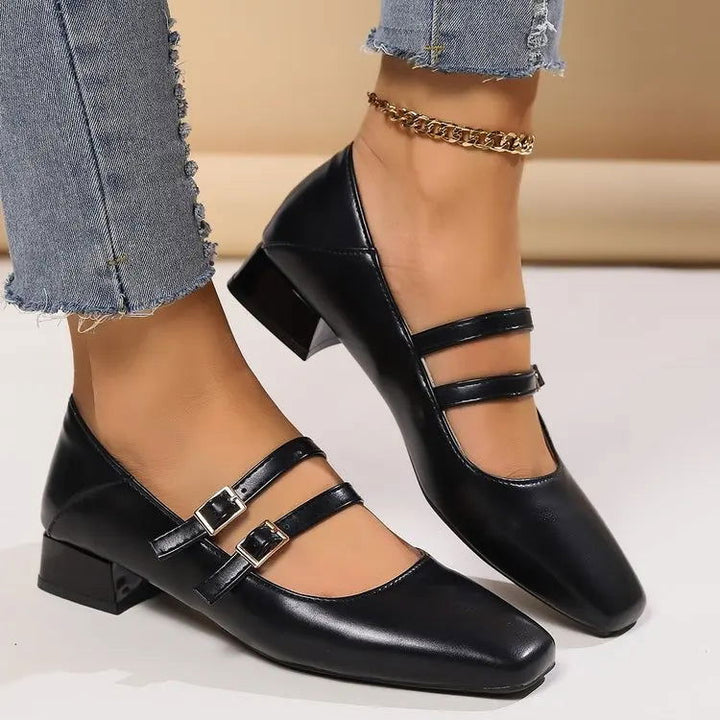 Dettaglio ballerine donna eleganti, doppio cinturino caviglia, comfort e calzature di stile classico.