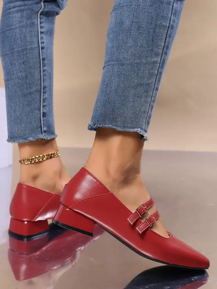 Ballerine nere da donna con doppio cinturino, ideali per un look elegante e versatile in primavera estate.