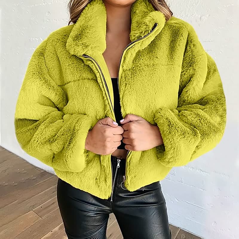 Calda giacca corta da donna in pile con collo alto e zip. Ideale per un comfort femminile quotidiano in inverno.