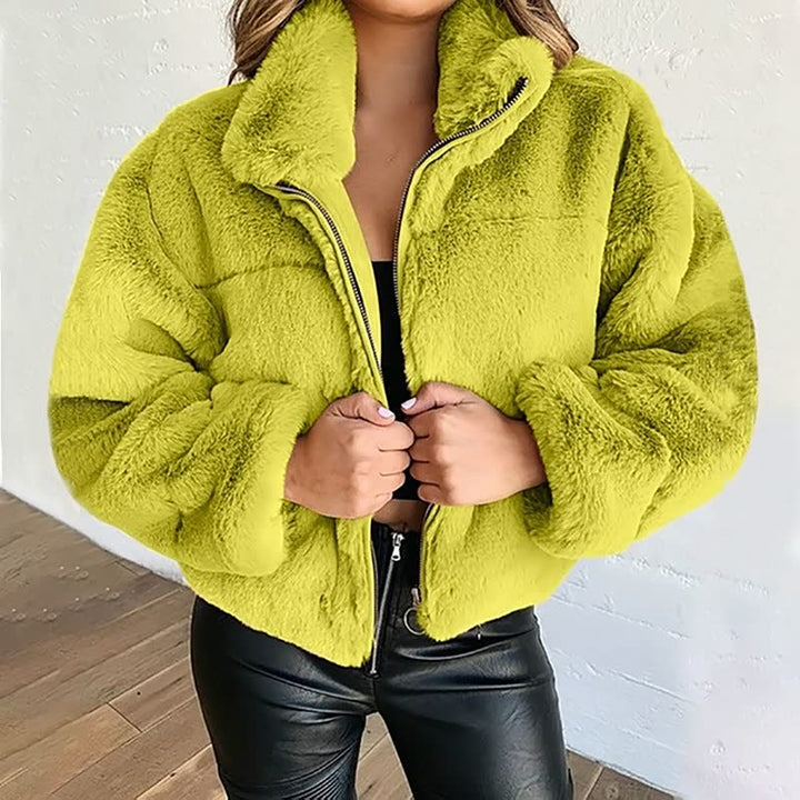 Calda giacca corta da donna in pile con collo alto e zip. Ideale per un comfort femminile quotidiano in inverno.