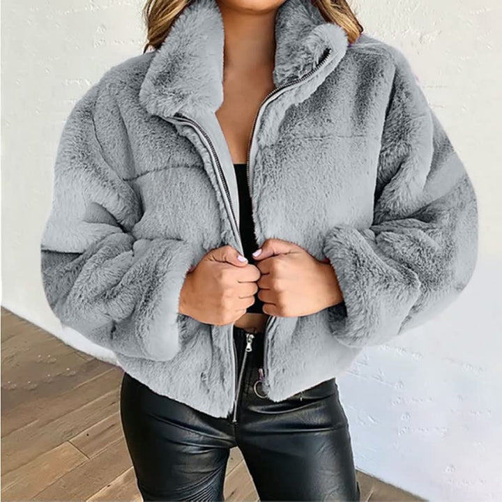 Giacca corta da donna in pile con collo alto. Perfetta per abbigliamento casual e comfort femminile in inverno.